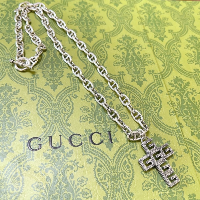 G*u*i necklaces